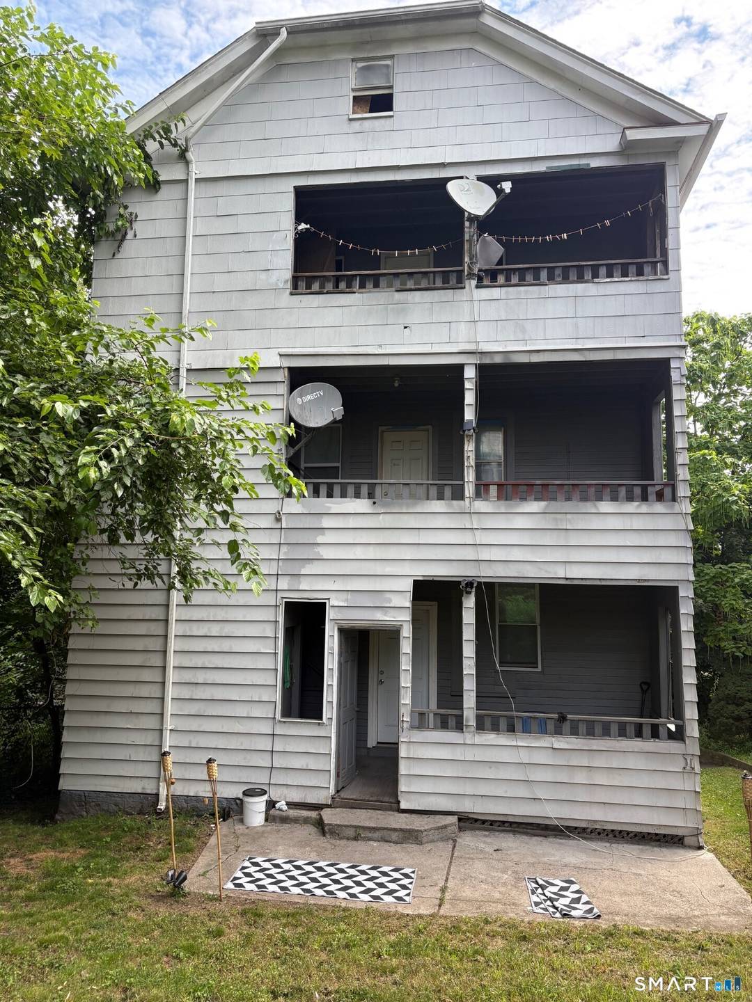 3 family home offers 5 rooms 2brs each floor.