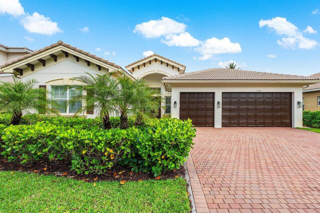 RARELY AVAILABLE ONE STORY POOL HOME WITH A BEAUTIFUL LAKE VIEW ON ALMOST A 1 4 OF AN ACRE, OVERSIZED LOT.