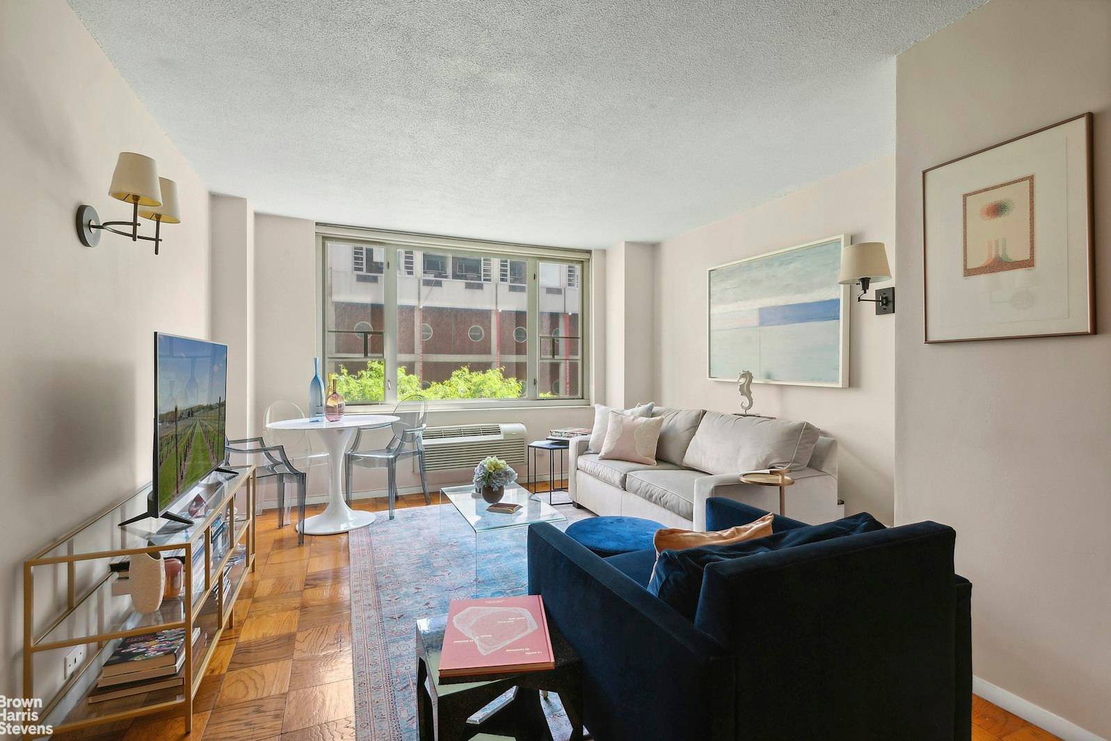 Prime Lincoln Square One Bedroom Beauty5L is a sunny, stylish, one bedroom, one bath home centrally located in the heart of Lincoln Center, on a quiet tree lined street.