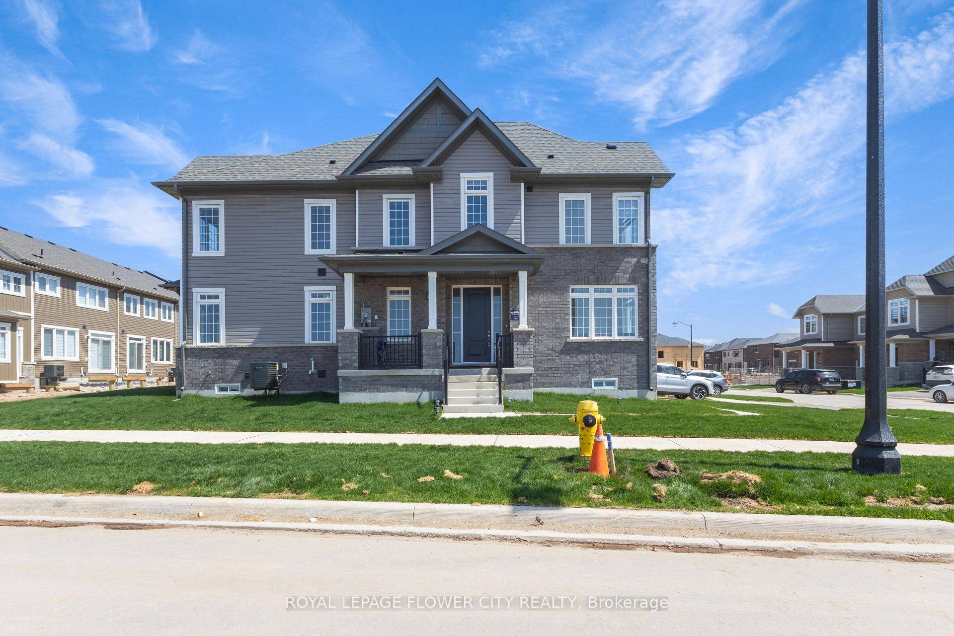 PRICED TO SELL THIS END UNIT CORNET LOT 4 BEDROOM FREEHOLD TOWNHOUSE HUGE 1773 SQ FT THOMPSON MODEL WITH Unfinished Basement !
