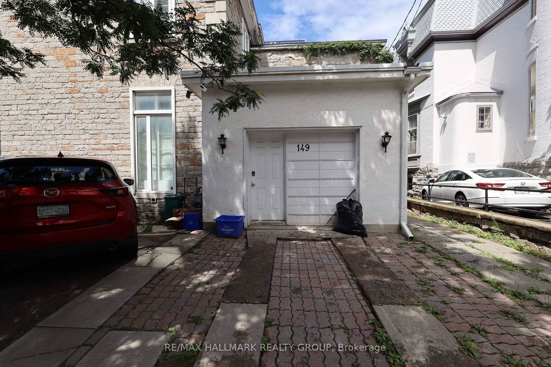 Experience the best of urban living in this newly renovated, utility inclusive rental in the heart of Sandy Hill !