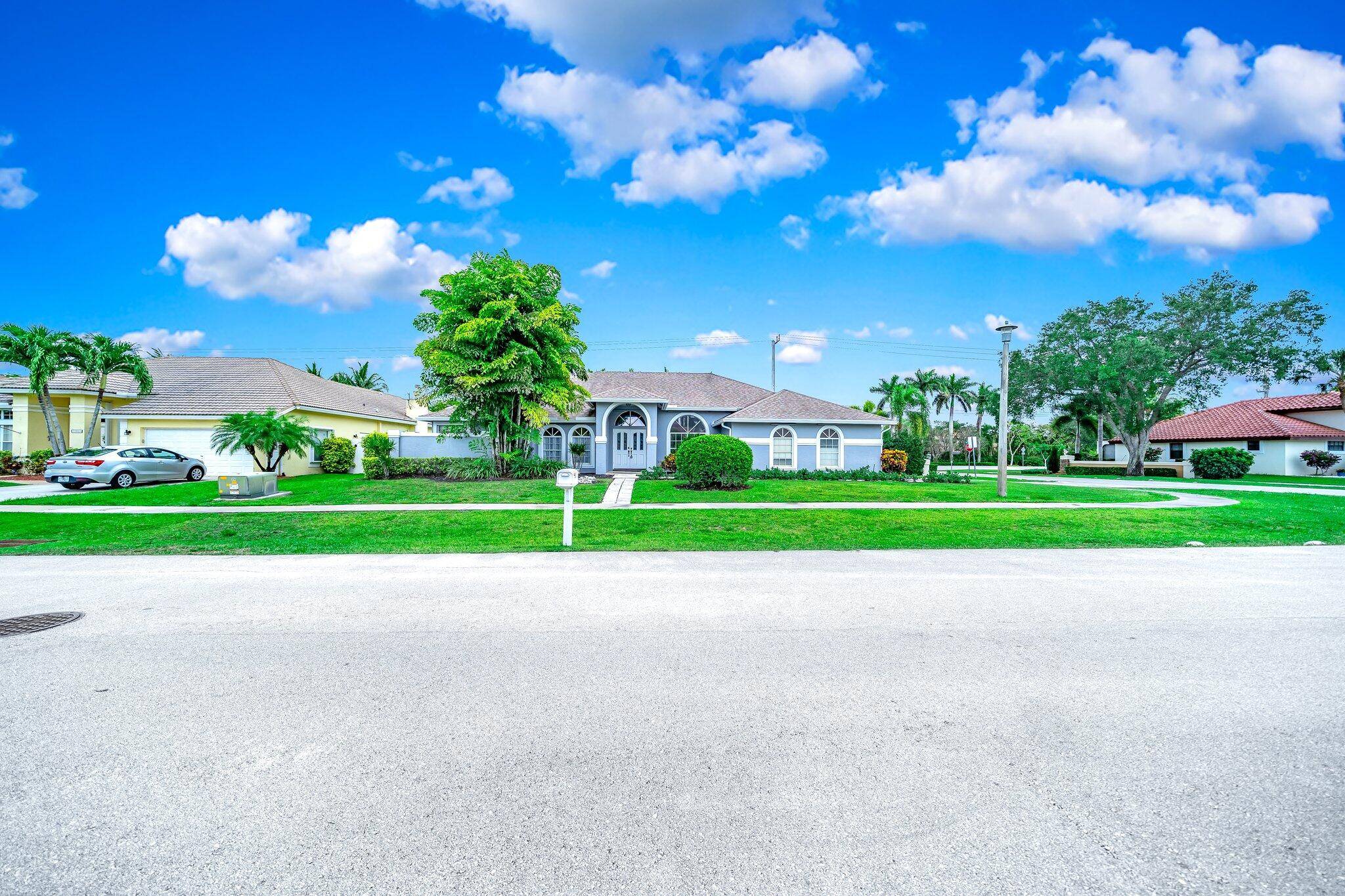 This beautiful nice decorated 5 bedroom house AVAILABLE NOW FOR YEAR OR SEASONAL !