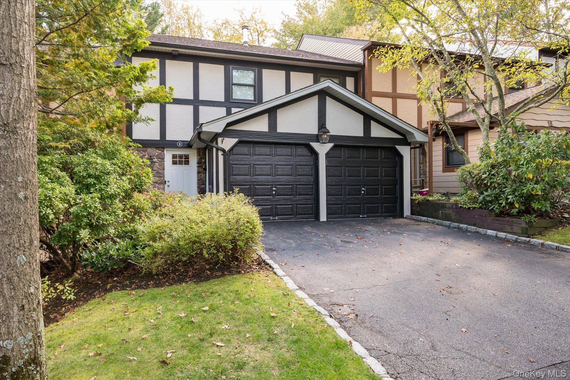 Discover the best of luxury and convenience in the prestigious Woodbury Village Community, located in the top rated Syosset School District.
