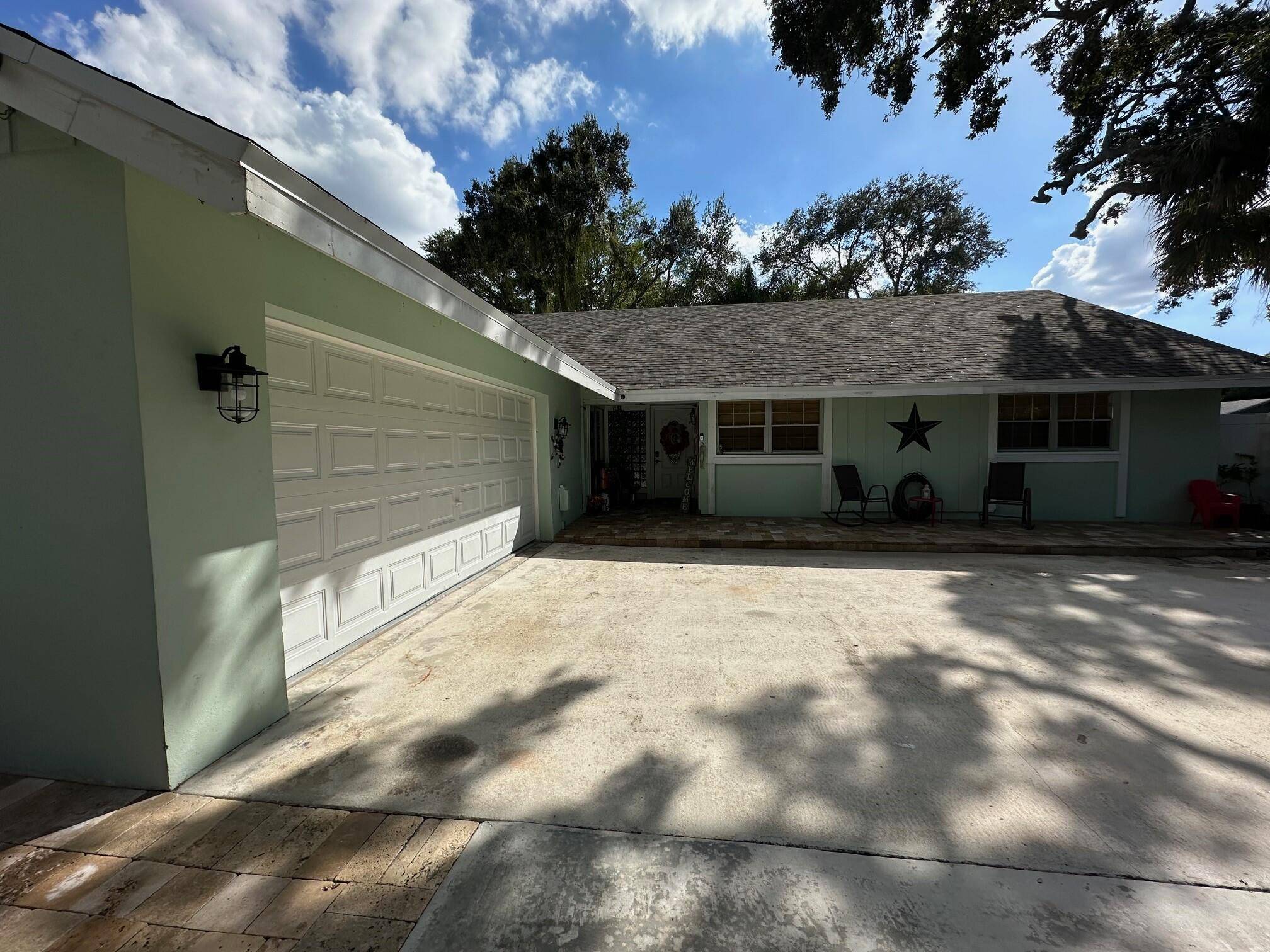 MOVE IN READY. Owner will do Short Term Long Term Rentals.