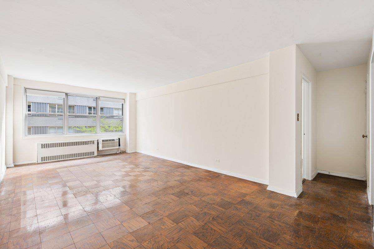 Spacious 712 square foot one bedroom condominium in Midtown offering a highly functional layout and excellent proportions throughout.