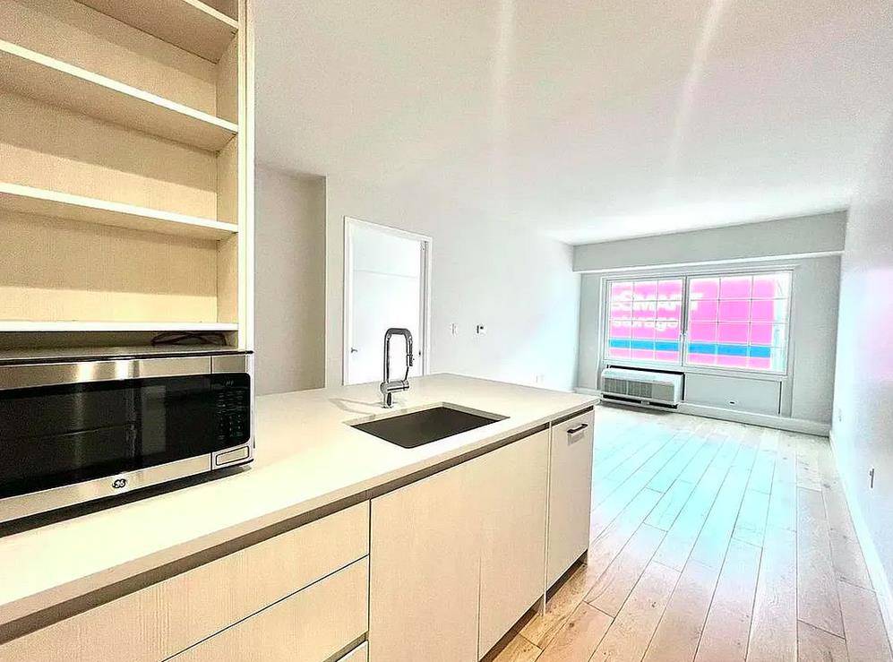 Moments from the lush beauty of Prospect Park and central to all that Brooklyn has to offer, 555 Waverly represents the very best of the Brooklyn life.