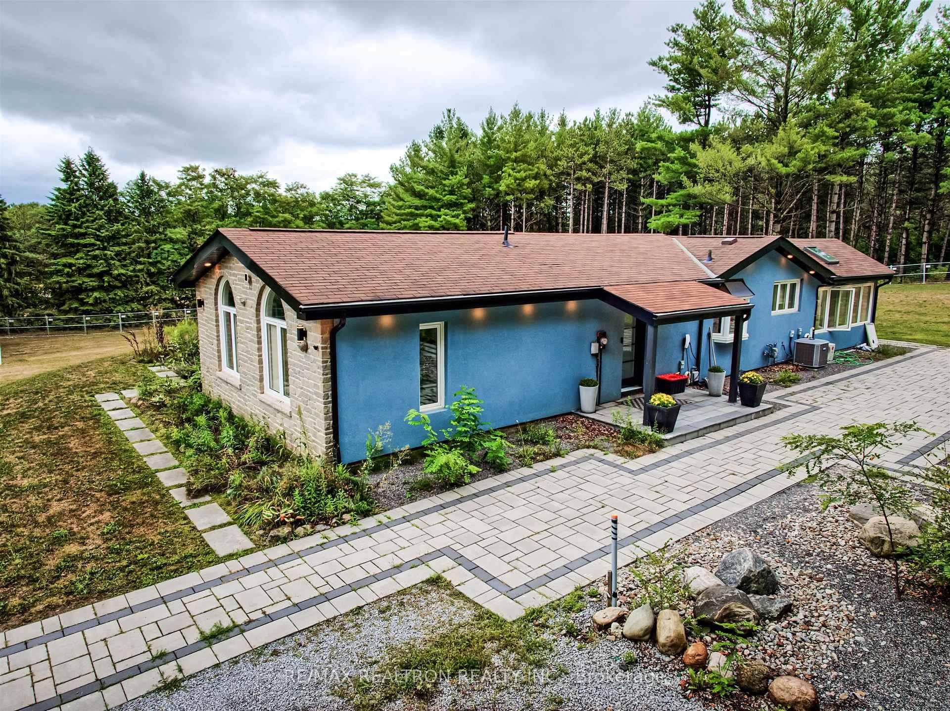 Private 10 acres estate minutes to sharon newmarket and highway 404.