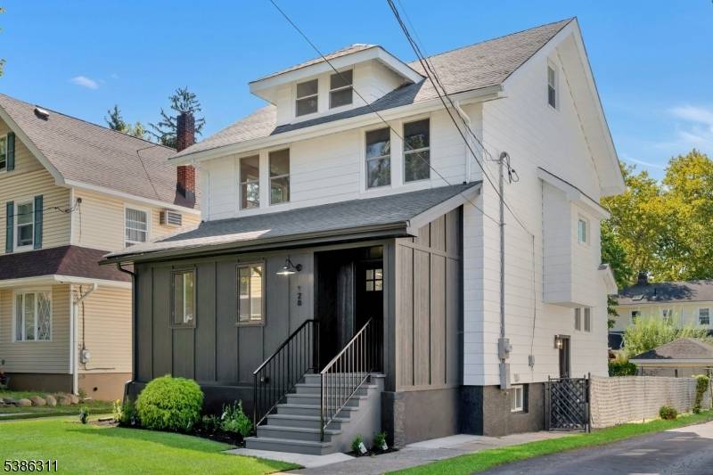 Welcome to this spacious Colonial in the heart of Bogota !