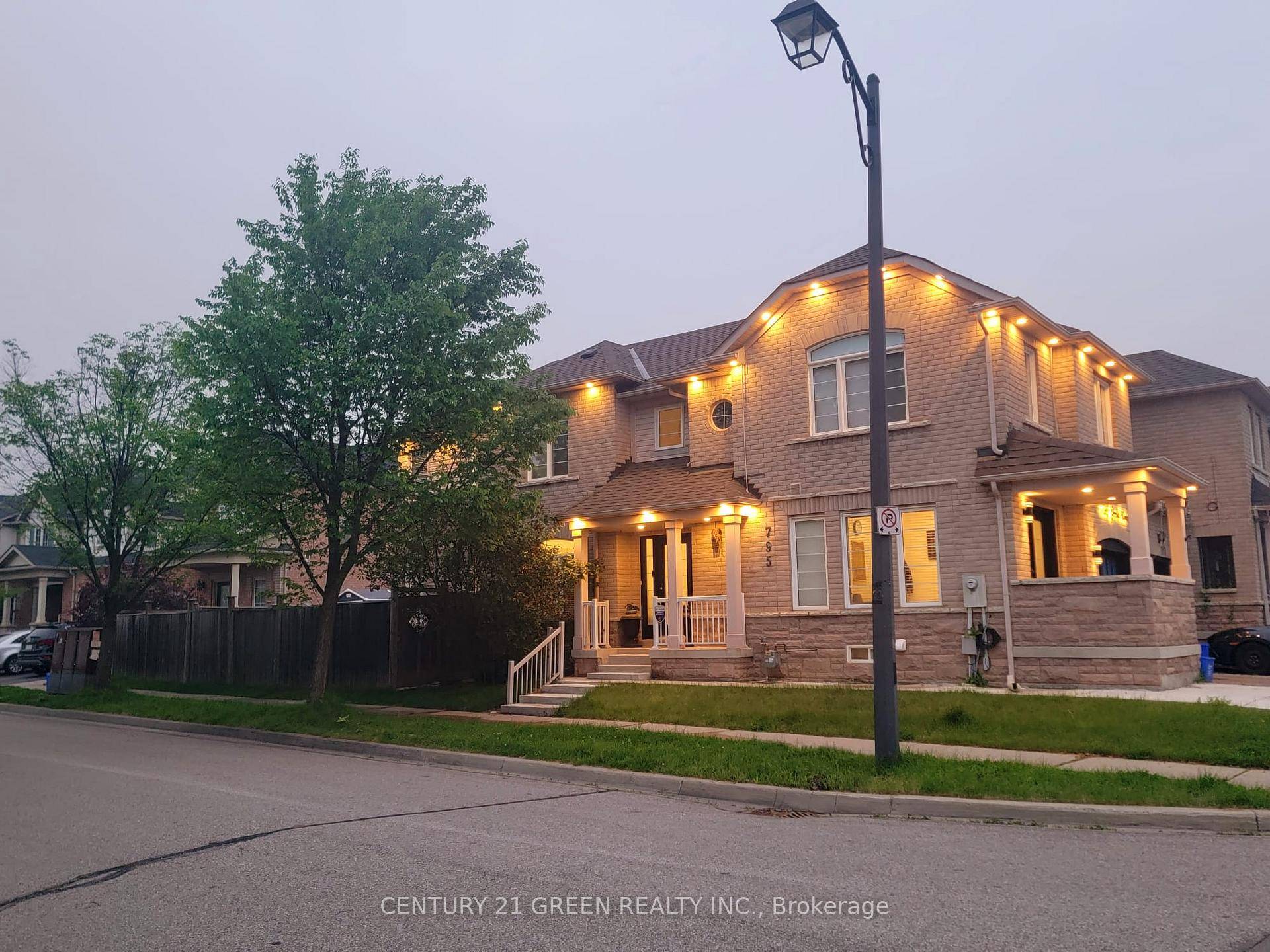 END UNIT FREEHOLD TOWNHOME FOR LEASE Feels Like a Semi.