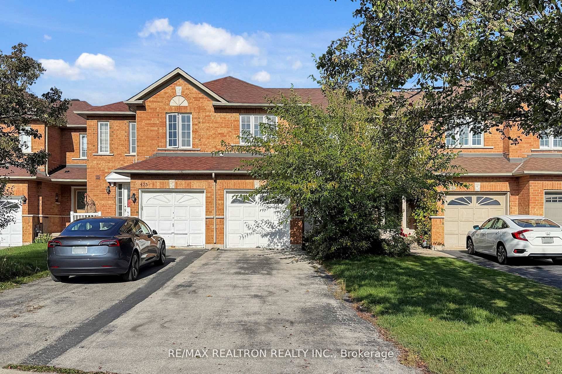 Welcome to your new home in the heart of Wedgewood Creek, Oakville a beautifully upgraded 3 bedroom, 3 bath townhouse offering comfort, style, and unbeatable convenience.