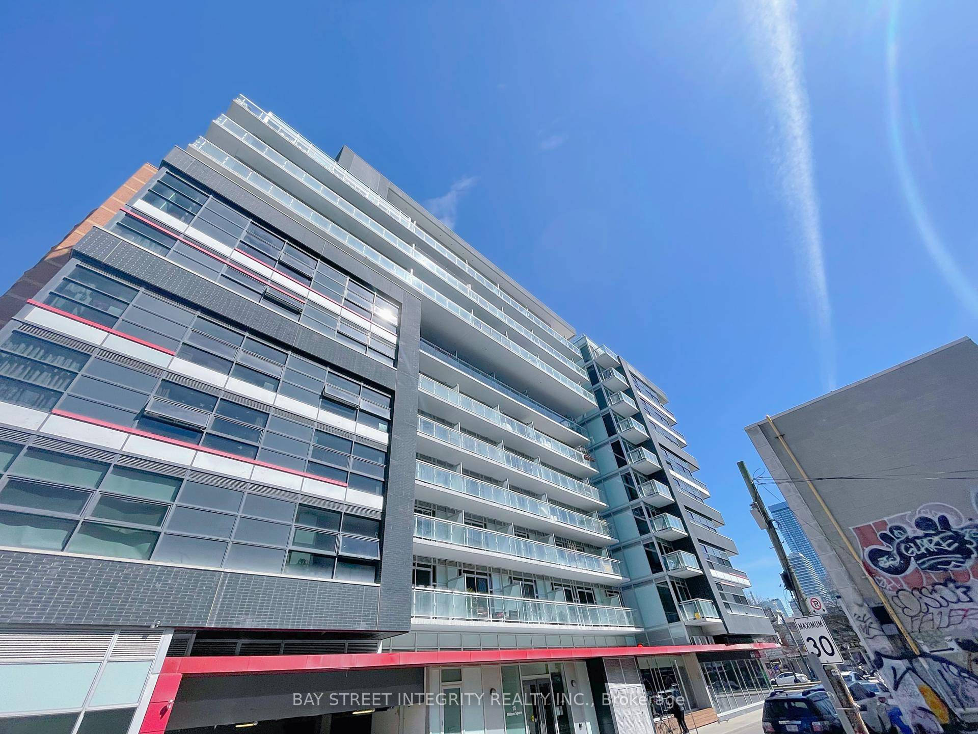 Students welcome. Bright, spacious 1 bedroom apartment in vibrant downtown Toronto !
