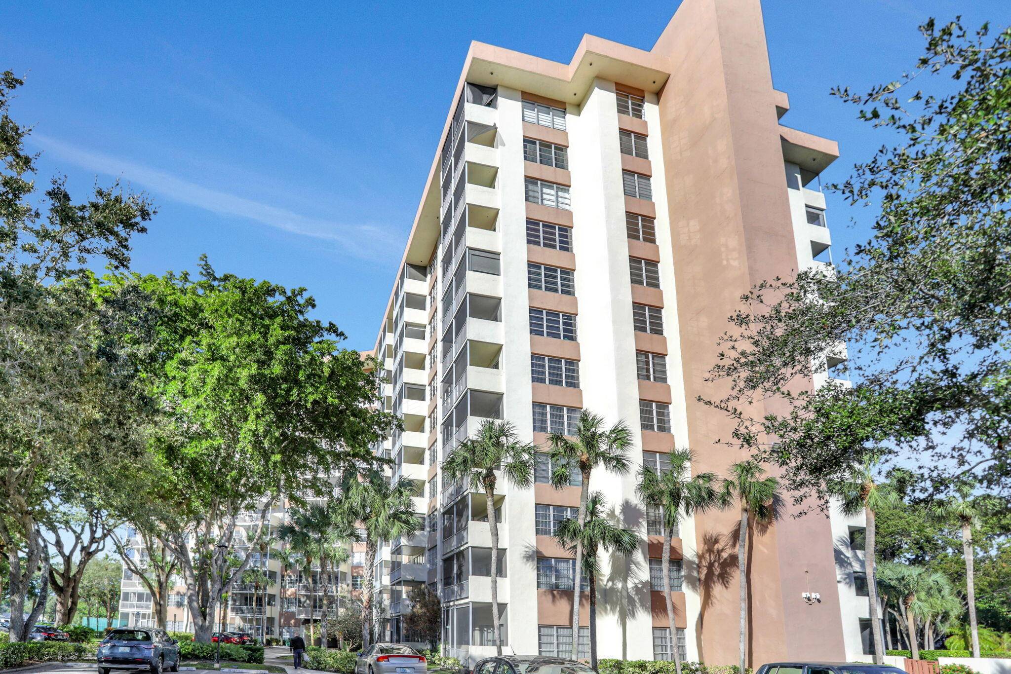 Recently renovate 2 Bedroom 2 Bath condo tiled floors through out.