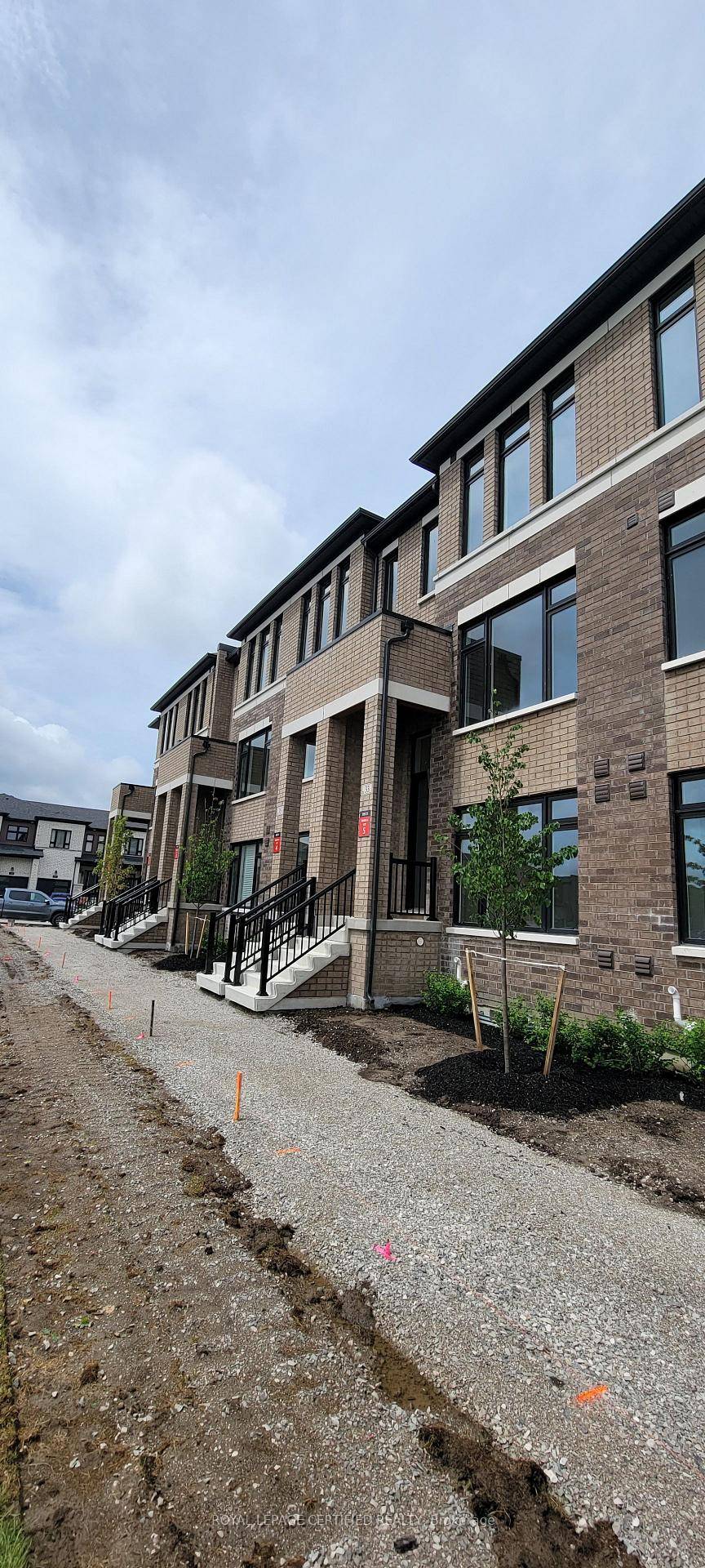 New 3 Bedrooms and 4 washrooms Freehold Townhouse for rent, Main Floor is 9 Ft Ceiling, quartzcounter top, hardwood in living area, stainless steels appliance.