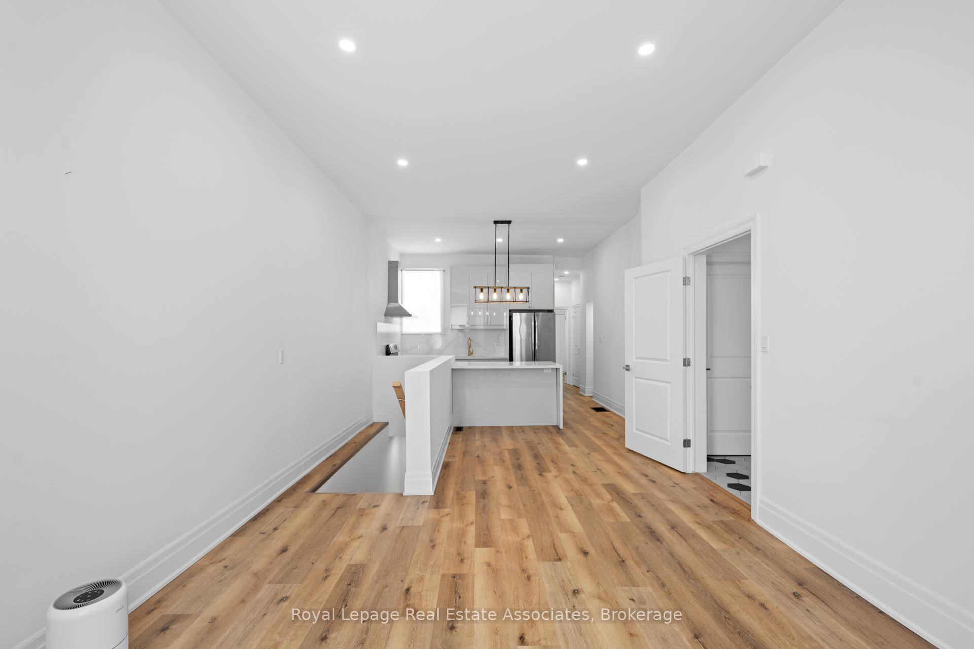 Welcome to 153 Bay Street N A, a beautifully renovated 1 1 bedroom unit offering a blend of modern comfort and downtown convenience.