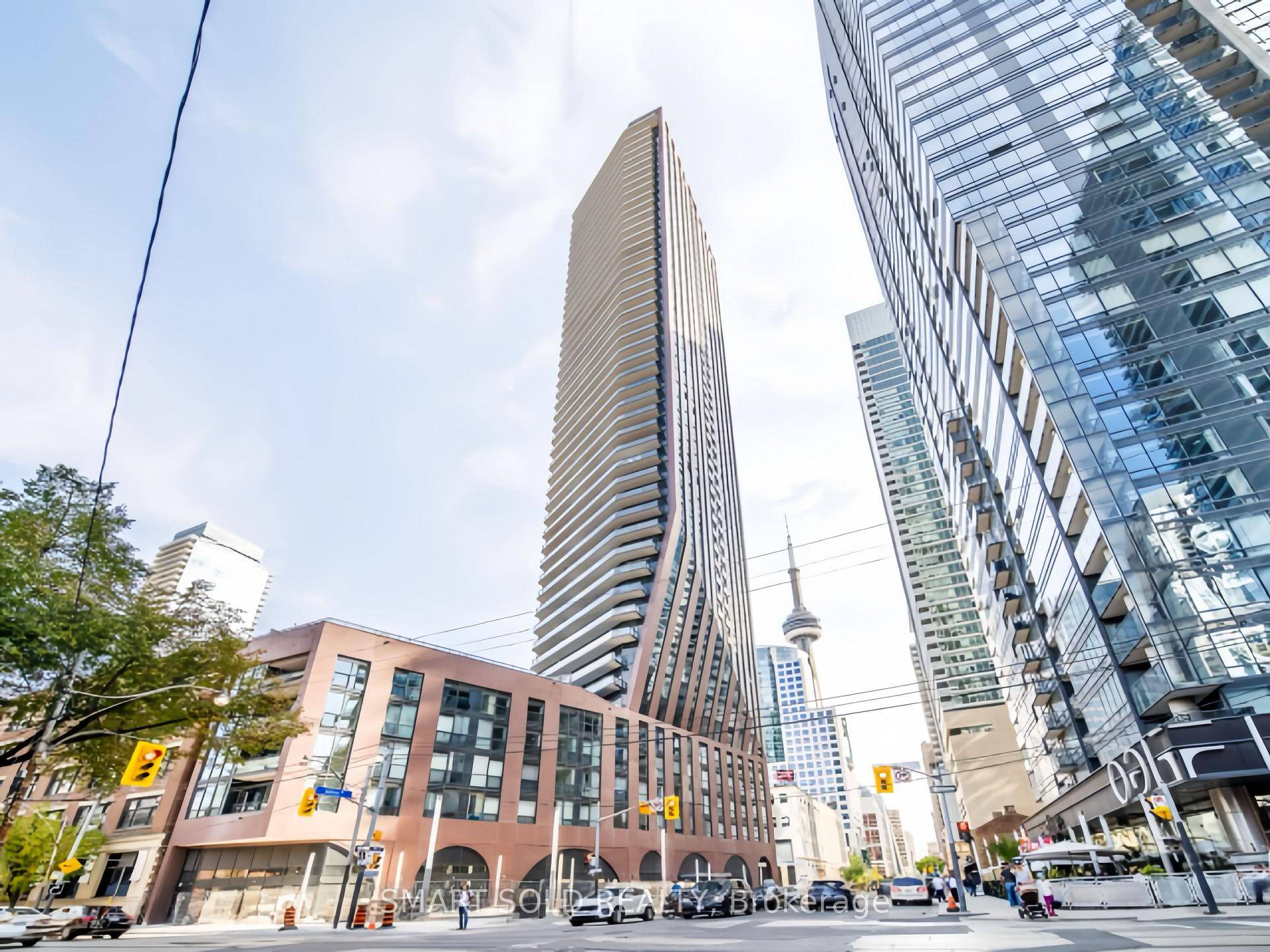 large Studio with full of sunshine, Located In The Heart Of Entertainment District.