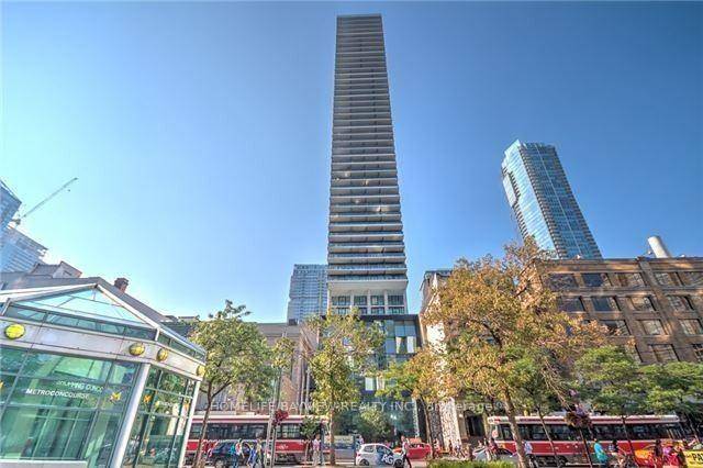 Theatre park Building, Steps to Royal Alexander Theatre, Unobstructed view, 32nd FL, 2 BDRM, 1 Full Bath, 815 SF 124 SF Balcony w gas BBQ.