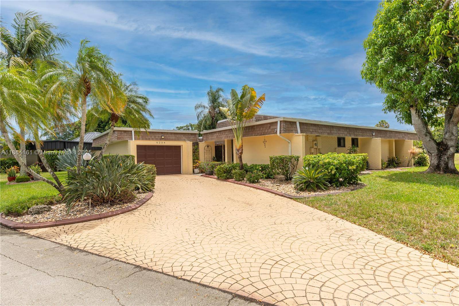 Price Improvement ! ! Discover golf course living at its finest !