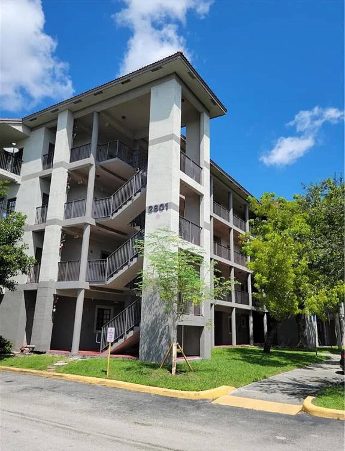 Beautiful 3 Bed, 2 Bath Condo on the 3rd Floor a Move In Ready !