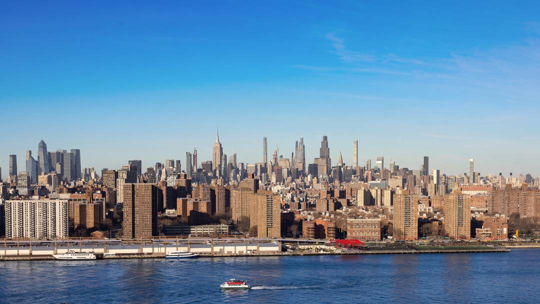 This 2 bedroom 2. 5 bathroom Penthouse residence with large terrace is a trophy with sweeping, commanding views of the Manhattan skyline, the East River and its bends, Brooklyn landmarks, ...