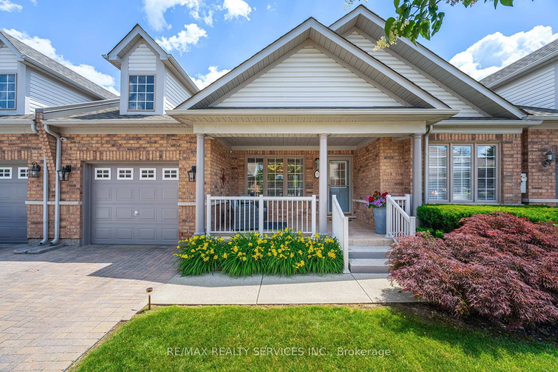 Look No Further ! ! Beautifully Maintained 2 Bedroom, 2 Bathroom Adelaide Townhouse Bungalow Offering 1345 Sqft Per Builder.