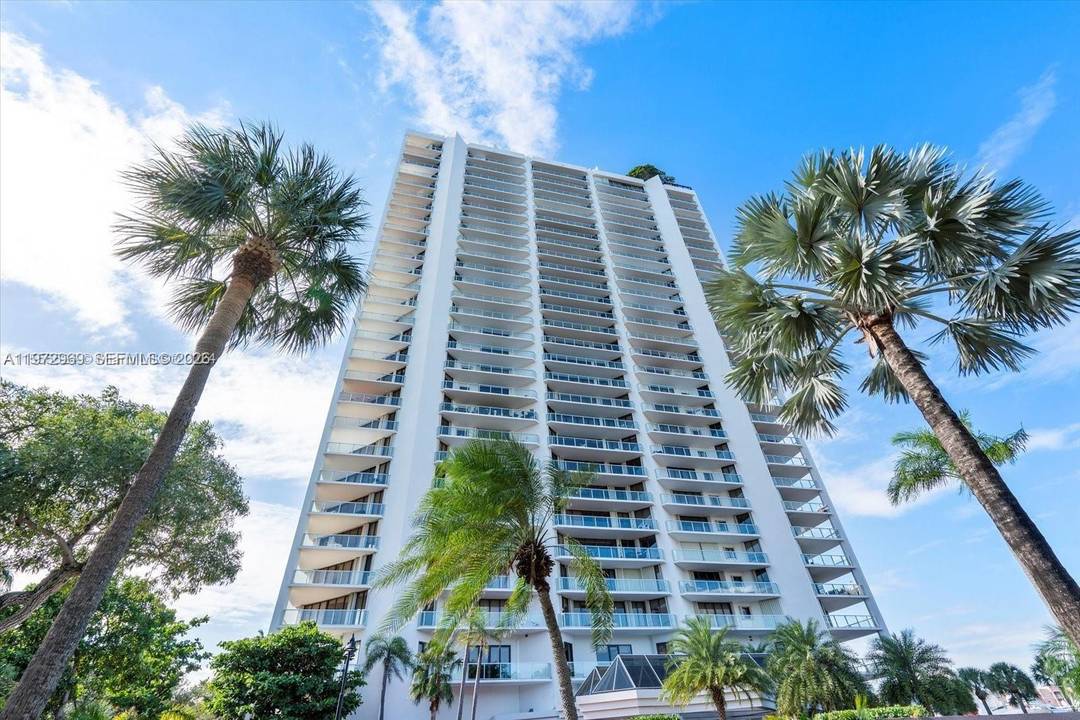 Discover exceptional value and resort style living in this beautifully maintained 2 bedroom residence at Marina Tower in the heart of Aventura.