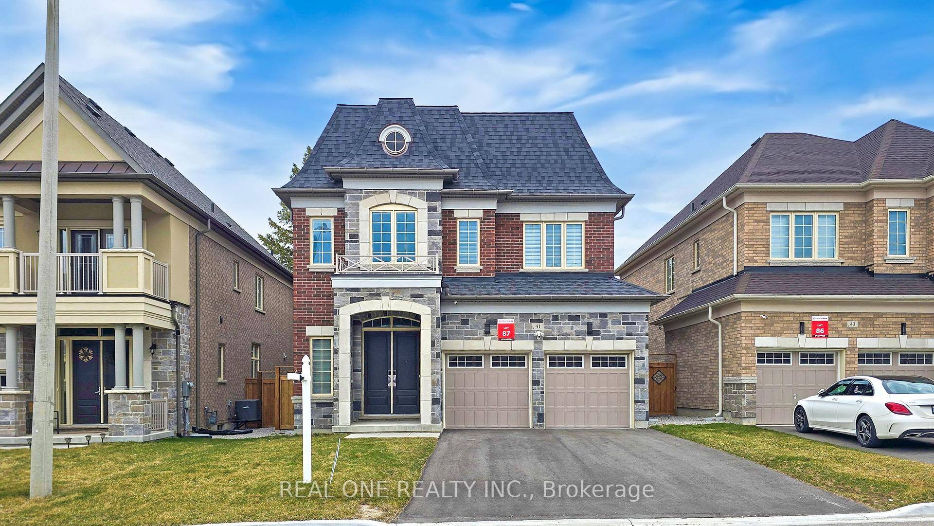 Superb Locations ! ! Welcome To This Stunning amp ; 2 Year New Home Situated In The Quiet amp ; Friendly Built By Prestigious Builder Countrywide Homes.