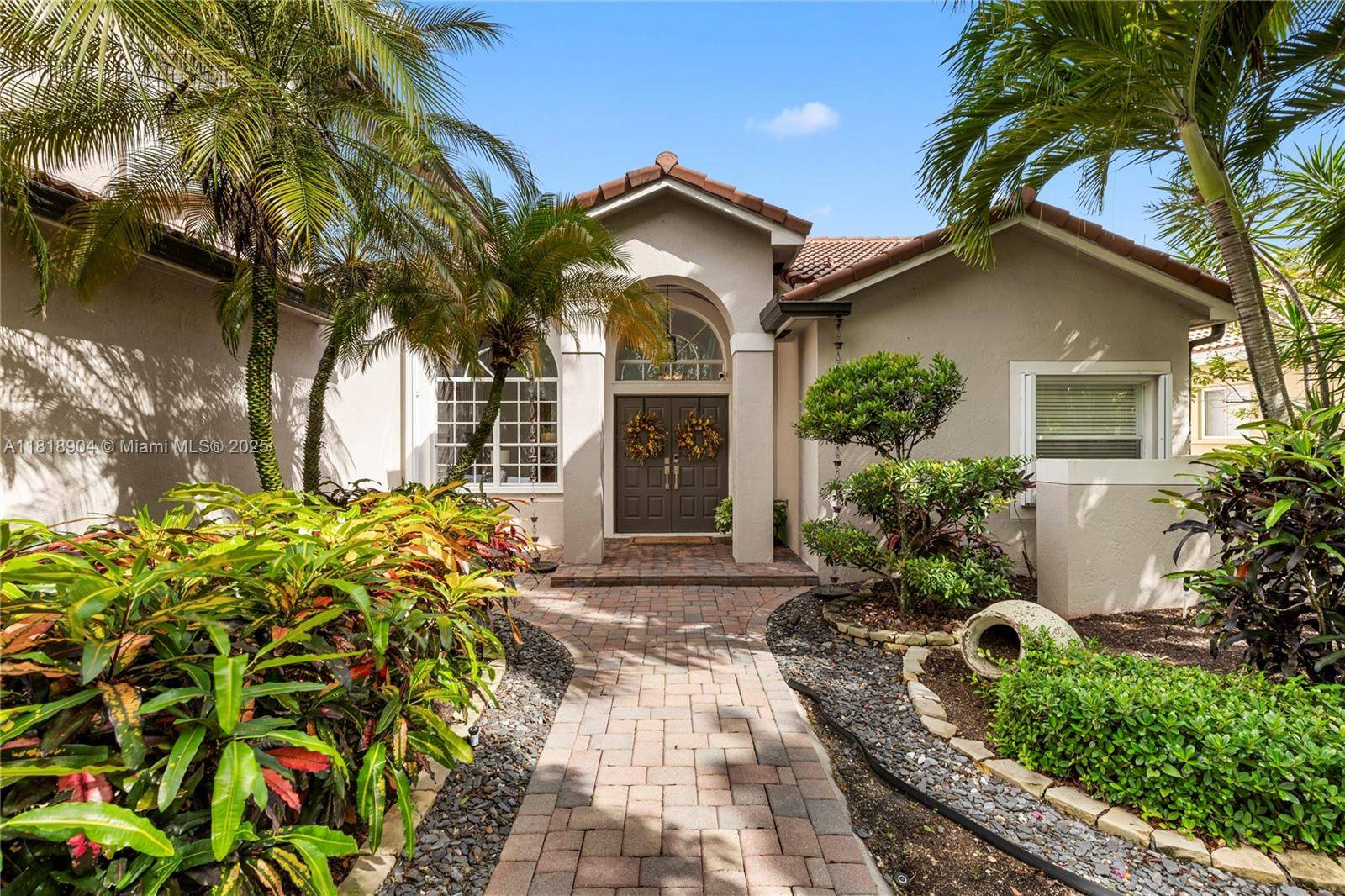 Worry free living just bring your toothbrush and enjoy the perfect Weston lifestyle just steps from Town Center.