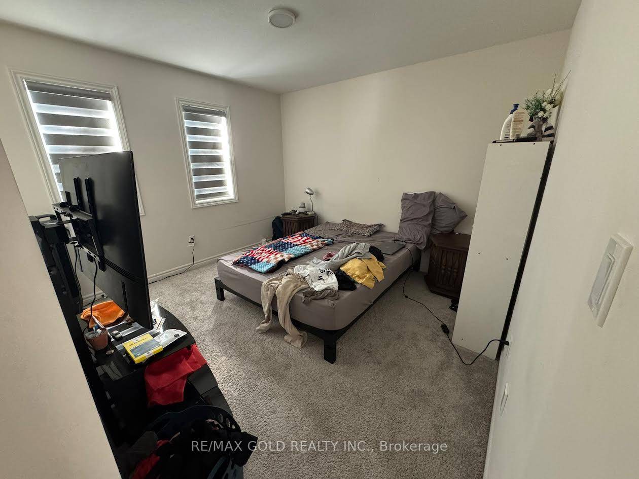 Welcome to this beautiful and spacious 3 bedroom, 3 bathroom detached home located in one of London'smost sought after family oriented communities.