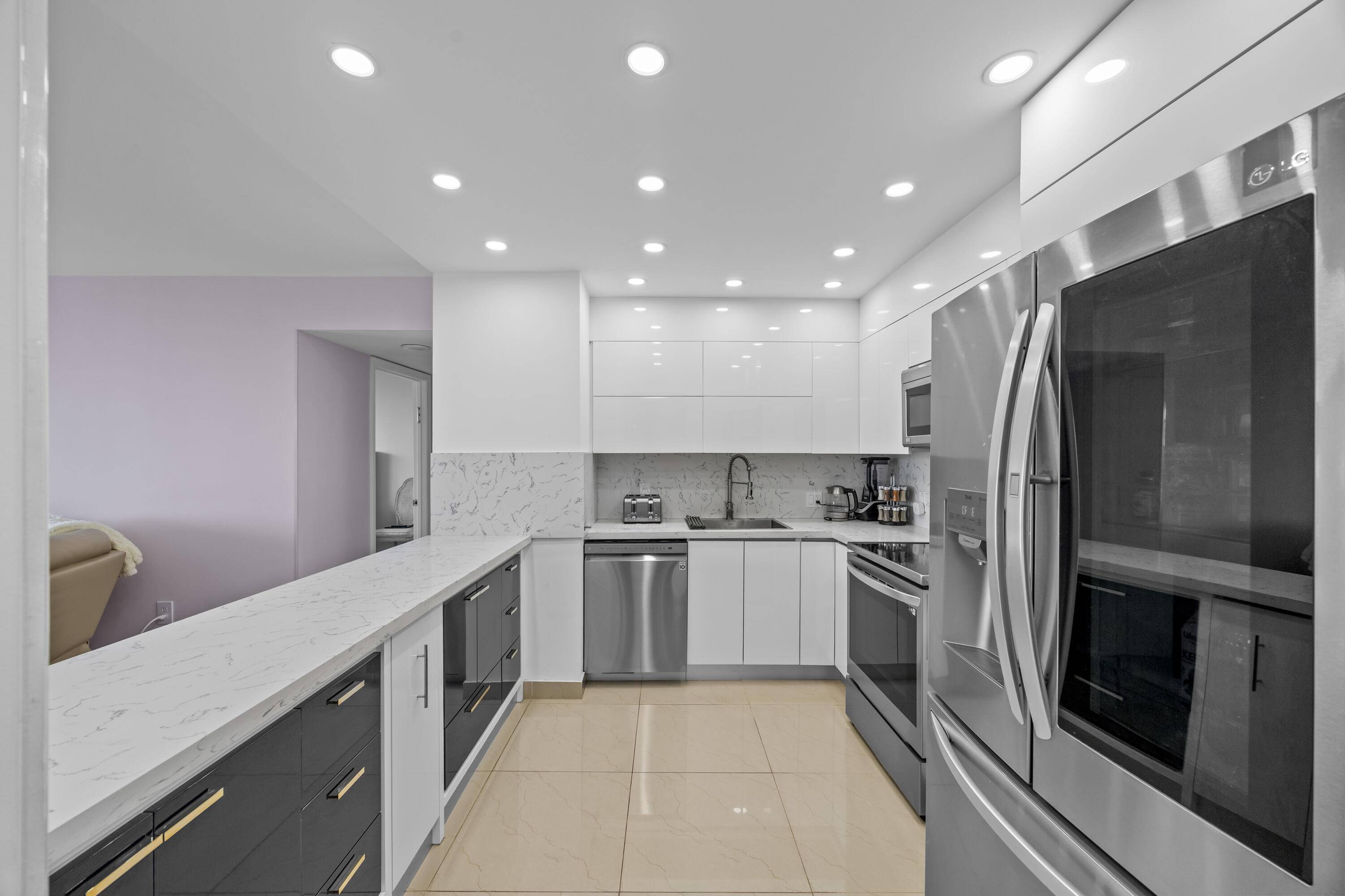 Beautifully renovated 2BD 2BA condo at Admirals Port in Aventura !