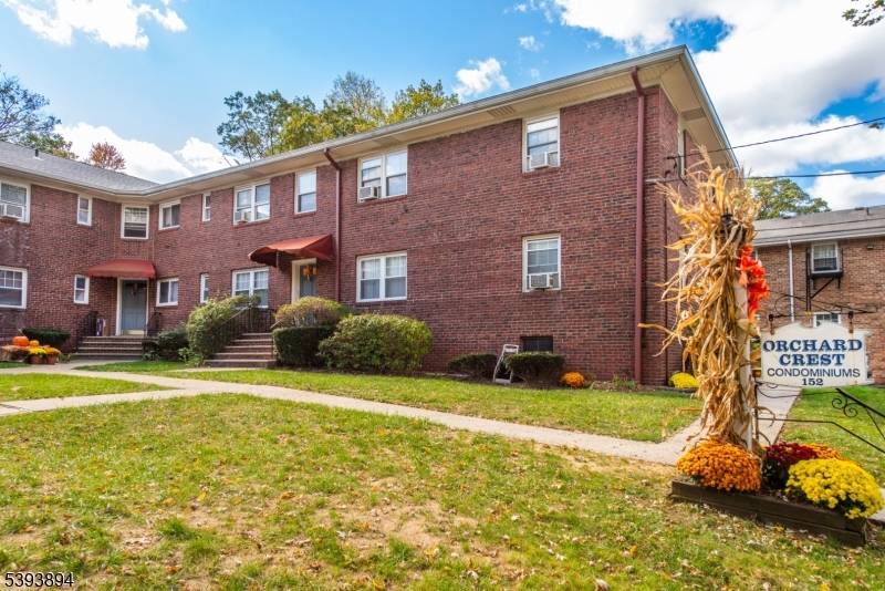 Move in ready 2 bedroom condo in prime Bloomfield location !