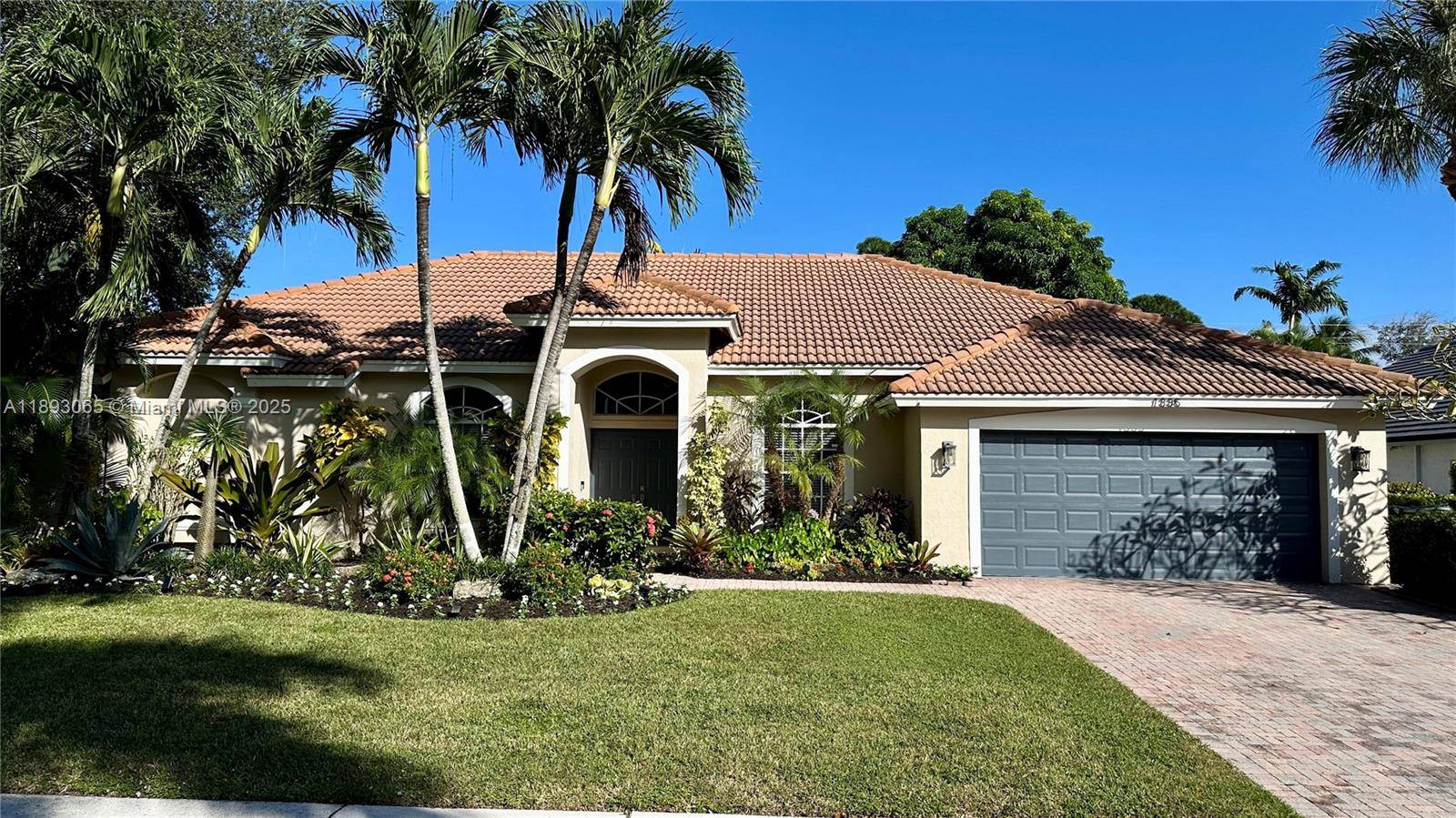 This Immaculate DelrayBeach 4bed 3bath, 2car garage pool home is located in sort after Barwick Ranch Estates, a luxurious boutique gated community.