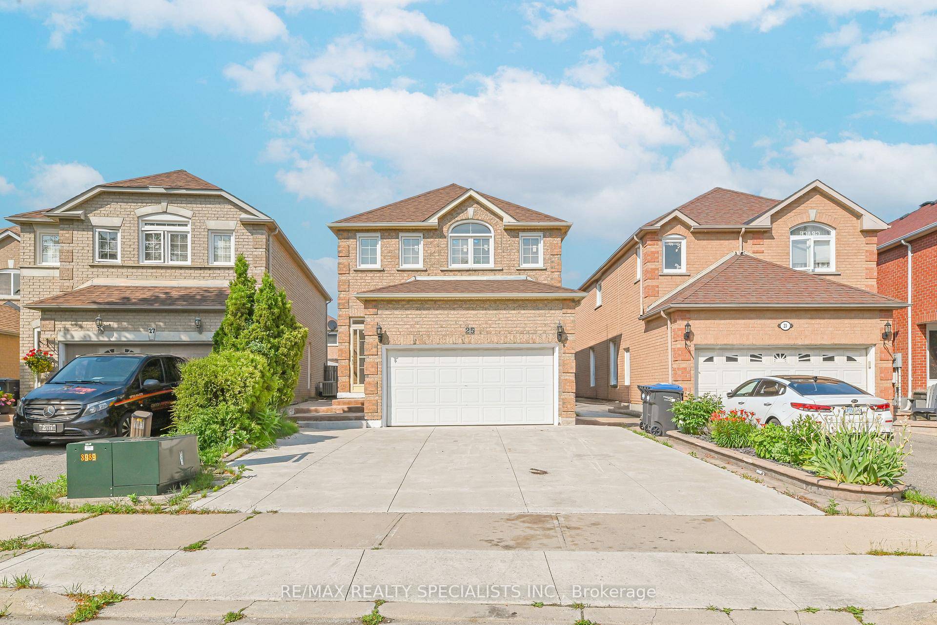 ABSOLUTELY Gorgeous Bedroom Fully Detached Home In Desirable Fletcher's West Area, Shows Well, Combined Liv Dining, Sep Family Room W Gas Fireplace, NEWLY PAINTED Kitchen W Breakfast Area, Oak Staircase, ...