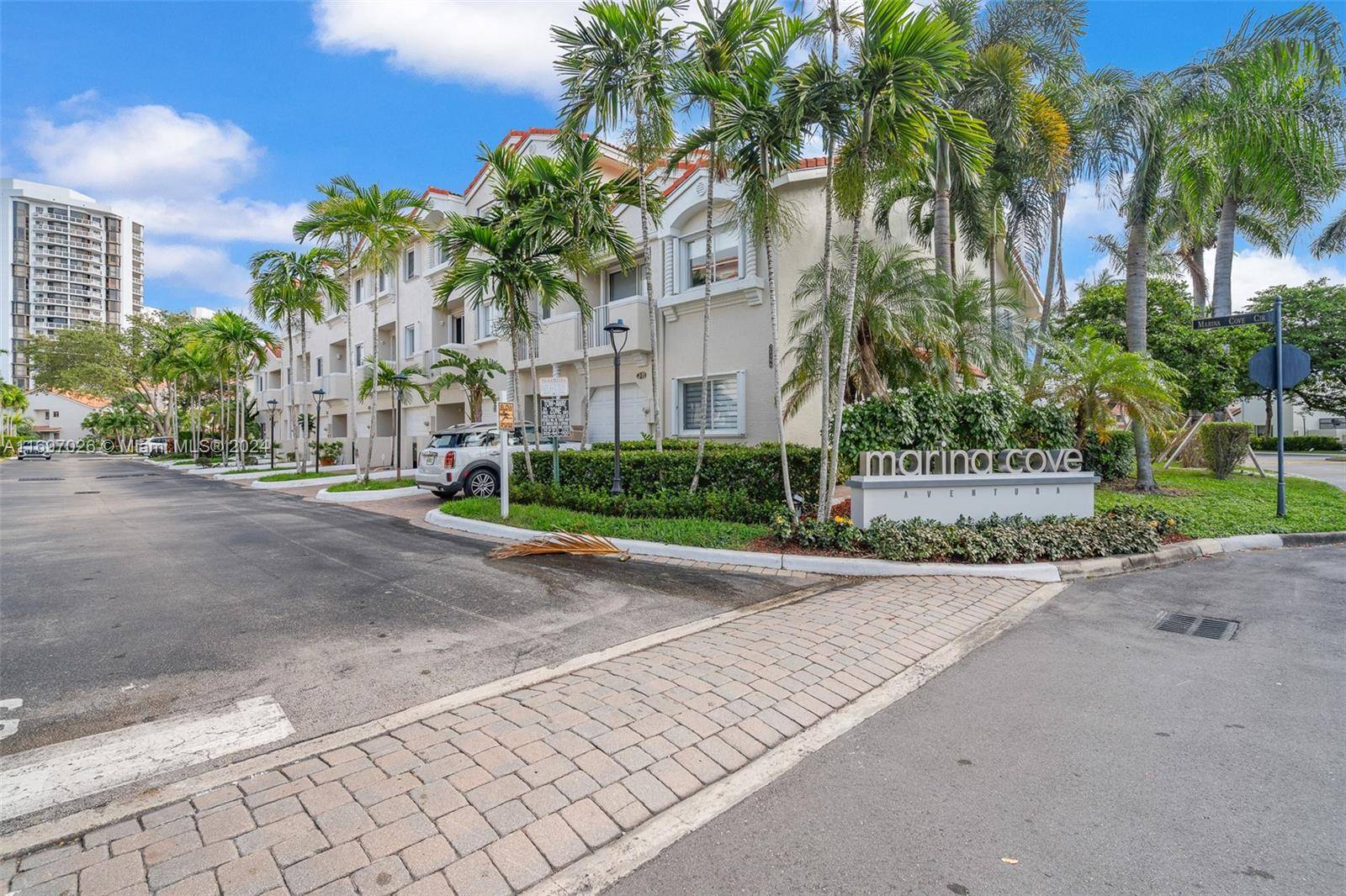 BEAUTIFUL, UPDATED TRI LEVEL TOWNHOUSE IN GATED MARINA COVE COMMUNITY IN AVENTURA.