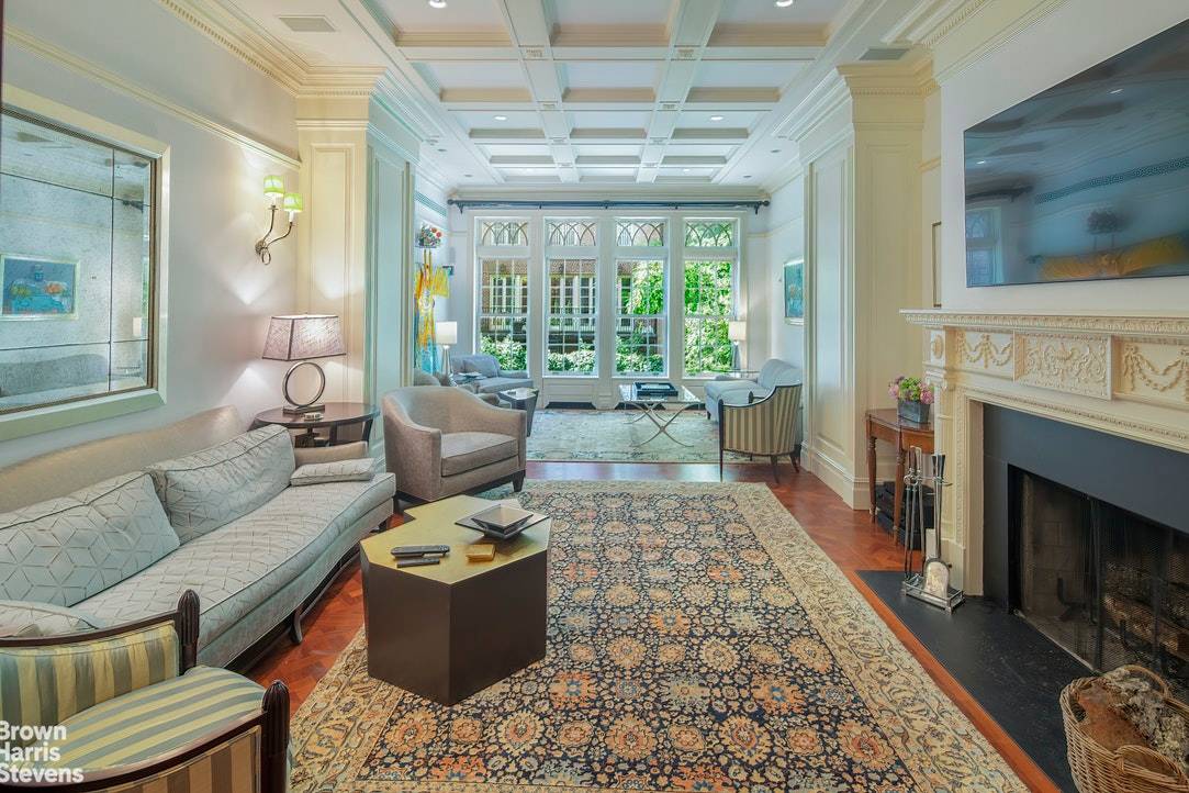 THE ELEGANCE OF SOPHISTICATED SIMPLICITYThis townhouse is the perfect castle ready to be occupied.