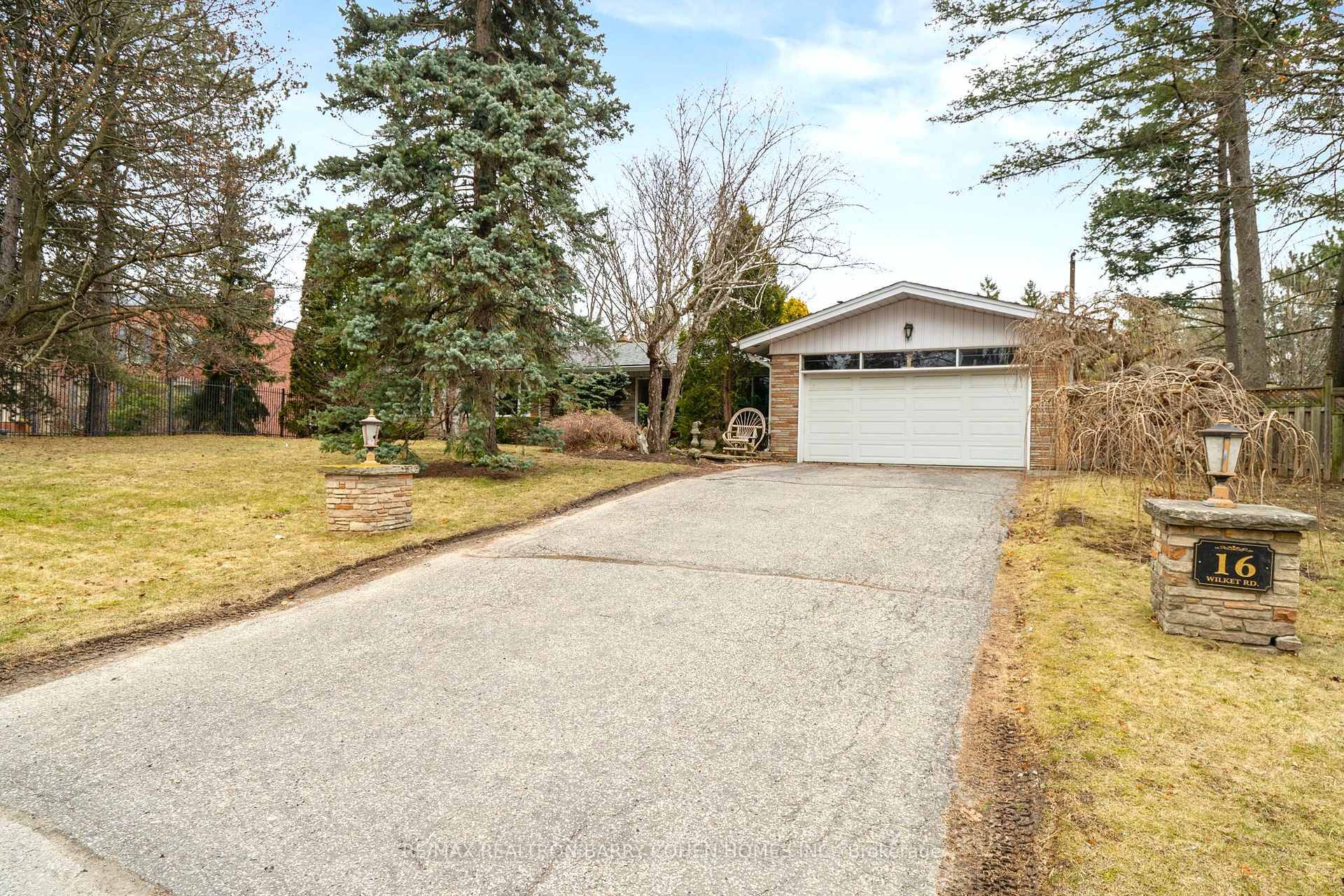 Muskoka In The City ! York Mills Most Sought After Enclave.
