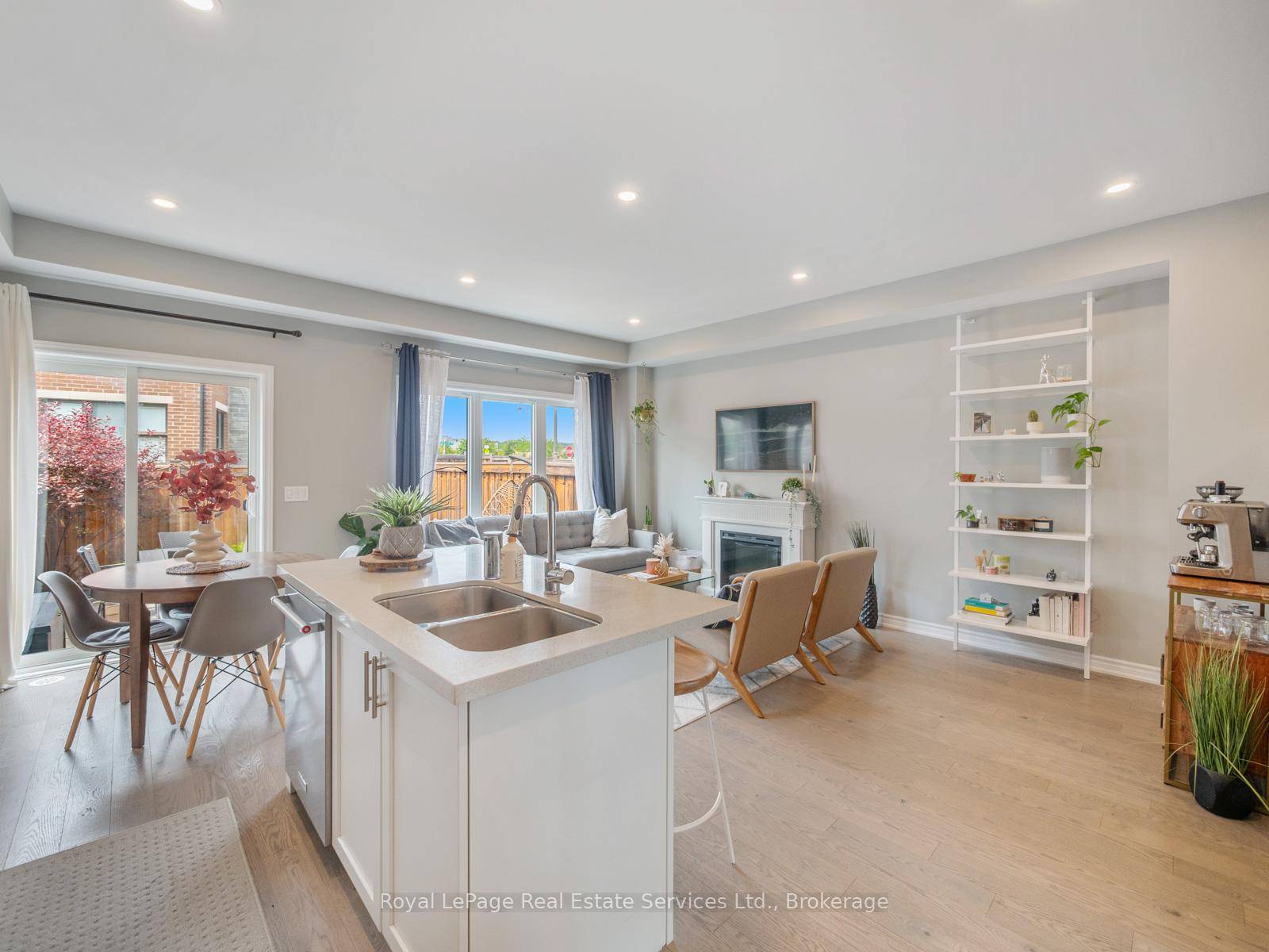 Welcome to modern living in one of Oakville's most vibrant communities !