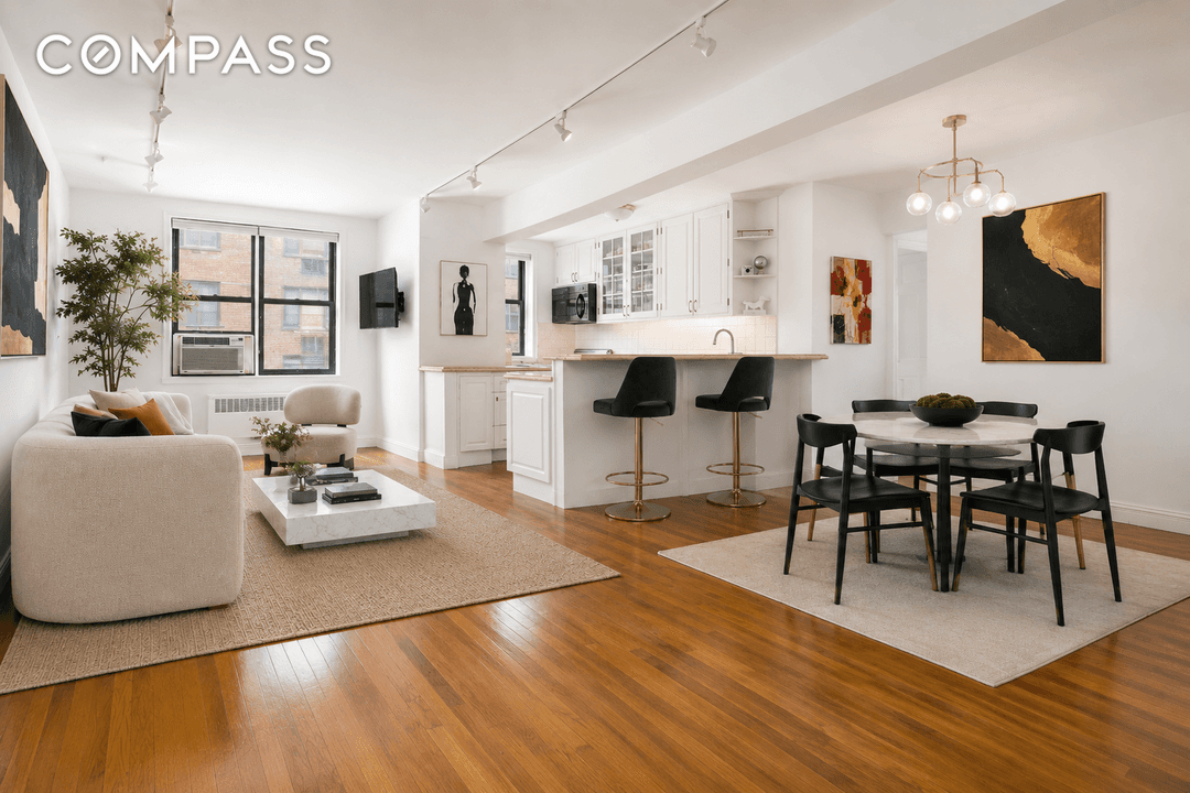Residence 428 at The Hamilton is a generously proportioned one bedroom home offering expansive living space in the heart of Downtown Manhattan.