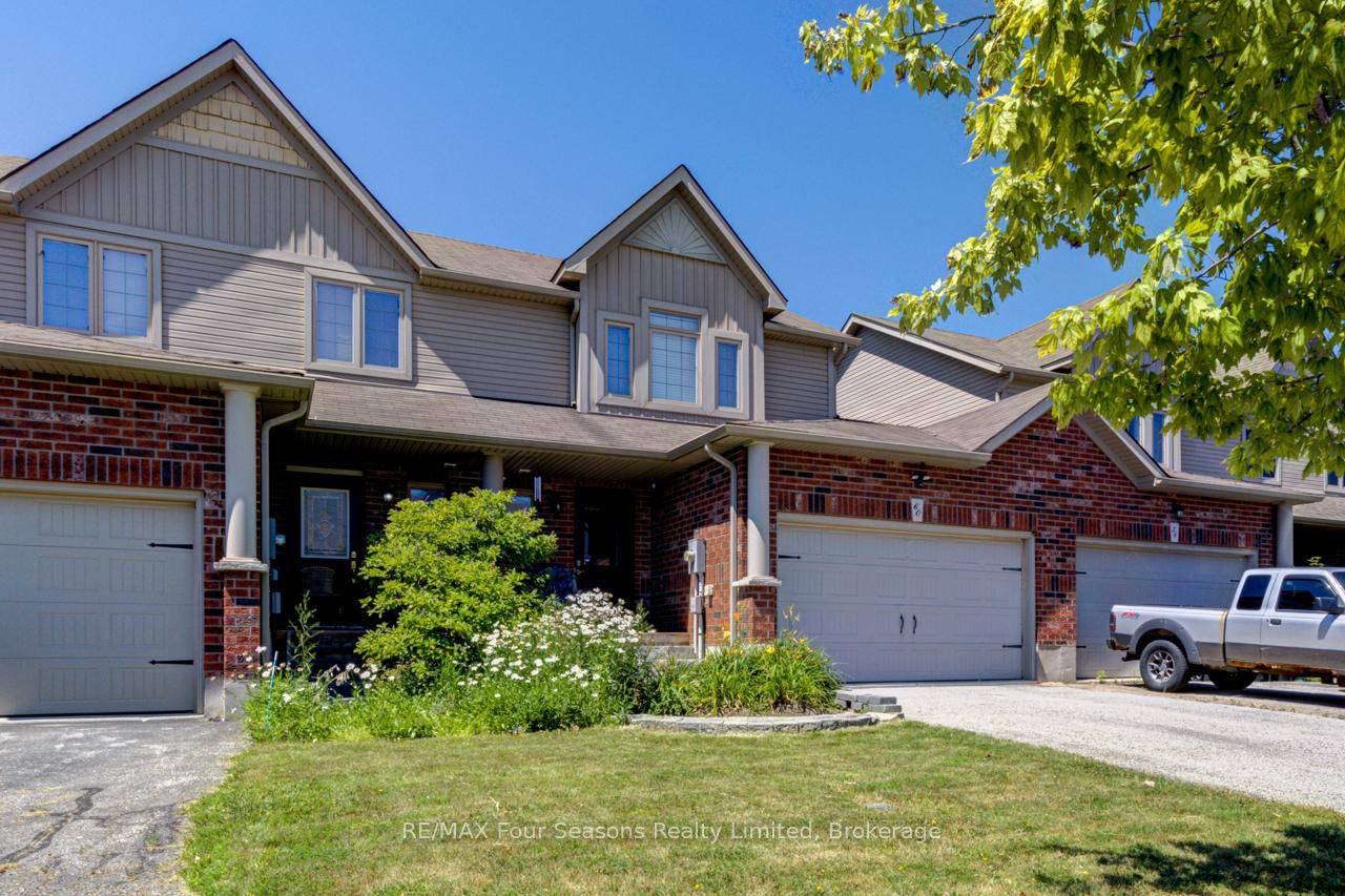 Located in the popular CREEKSIDE subdivision, this 3 bedroom FREEHOLD townhome awaits your viewing.
