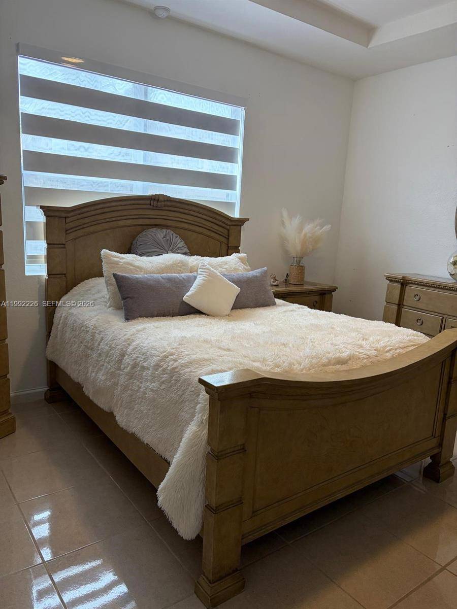 Beautiful and spacious 3 bedroom, 2 bath single family home located in the highly sought after Hemingway Point community.