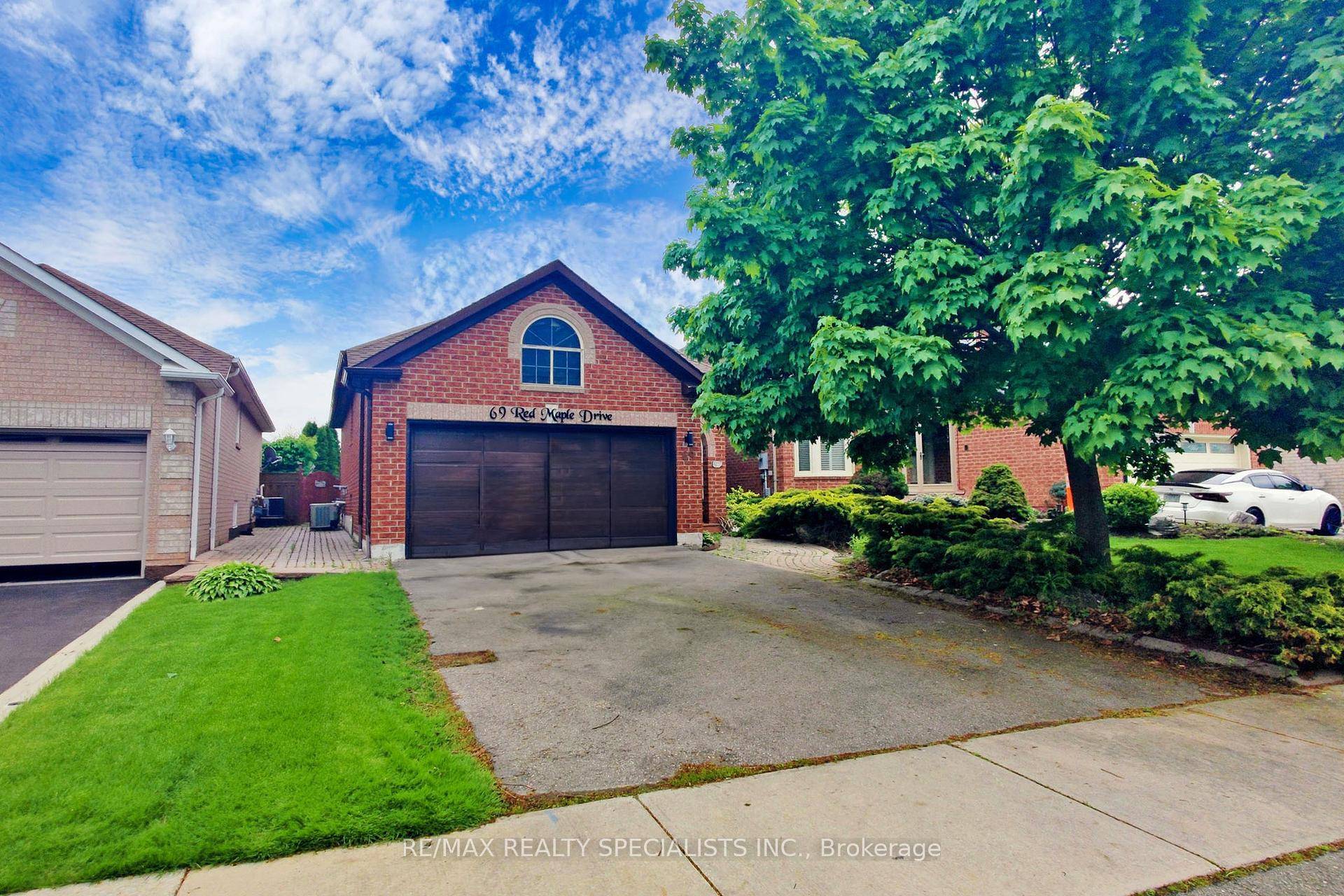 Beautiful well kept detach Bungalow with a finished basement.