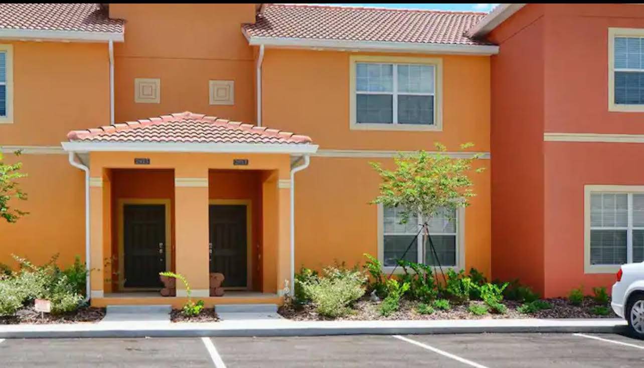 OCATION ! LOCATION ! Paradise Palms Resort is located 6 miles from Disney World, 22 miles from Orlando International Airport, 32 miles from Downtown Orlando, 12 miles from Orlando Vineland ...