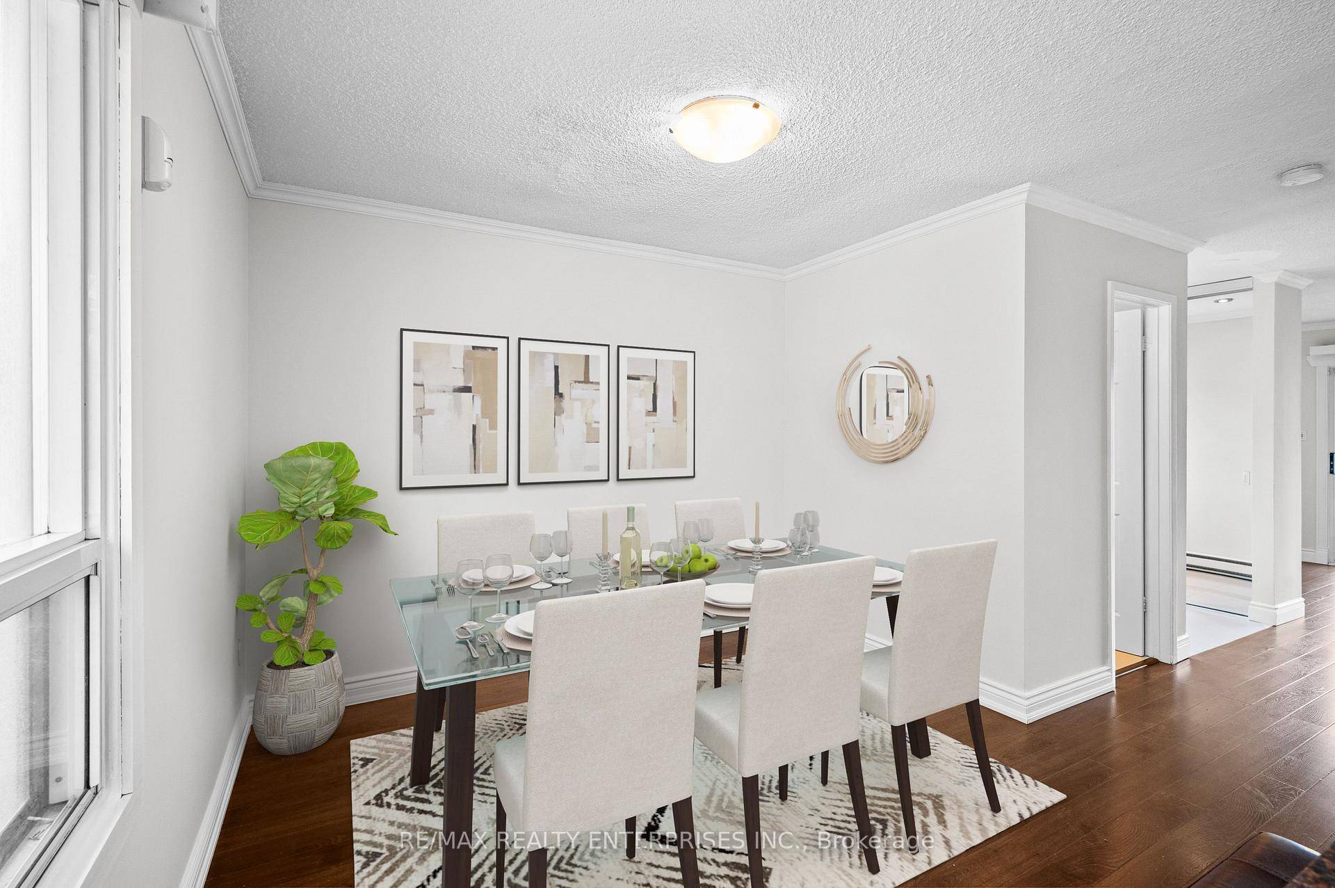 Move in ready ! Fresh and spacious end unit townhome for sale in Streetsville, located in a family friendly complex in Mississauga.