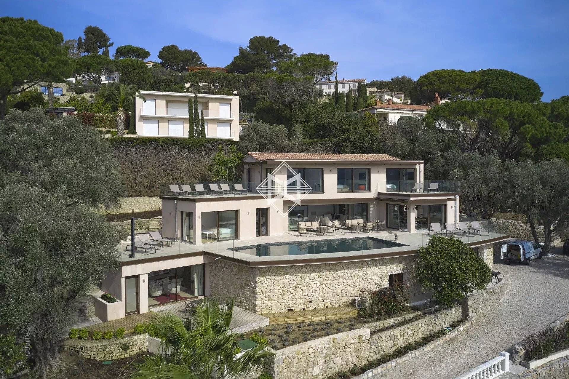 MOUGINS - Beautiful provencal villa with sea view