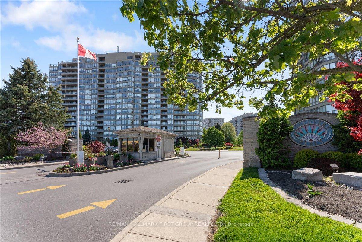 Stunning 2 1 Bedroom Condo in Prestigious Discovery Place Building !