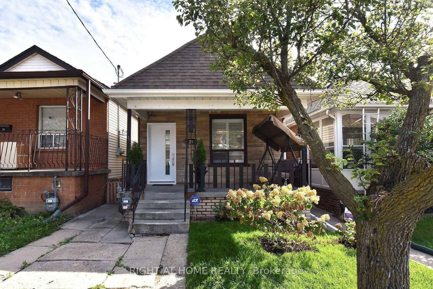 Beautiful 2 Bedroom Bungalow In Sought After Oakwood Village.