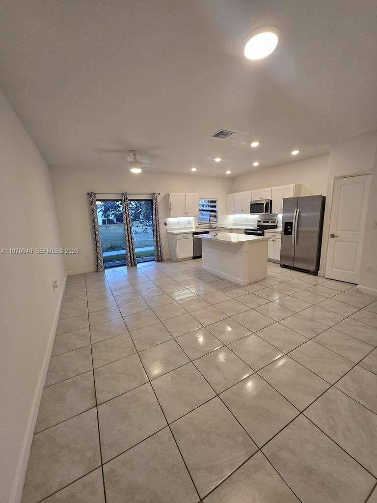 Spectacular house with 5 bedrooms and 4 bathrooms, two in laws' quarters, ample parking, a patio with a barbecue area, pets, a children's play area, and impact resistant windows and ...