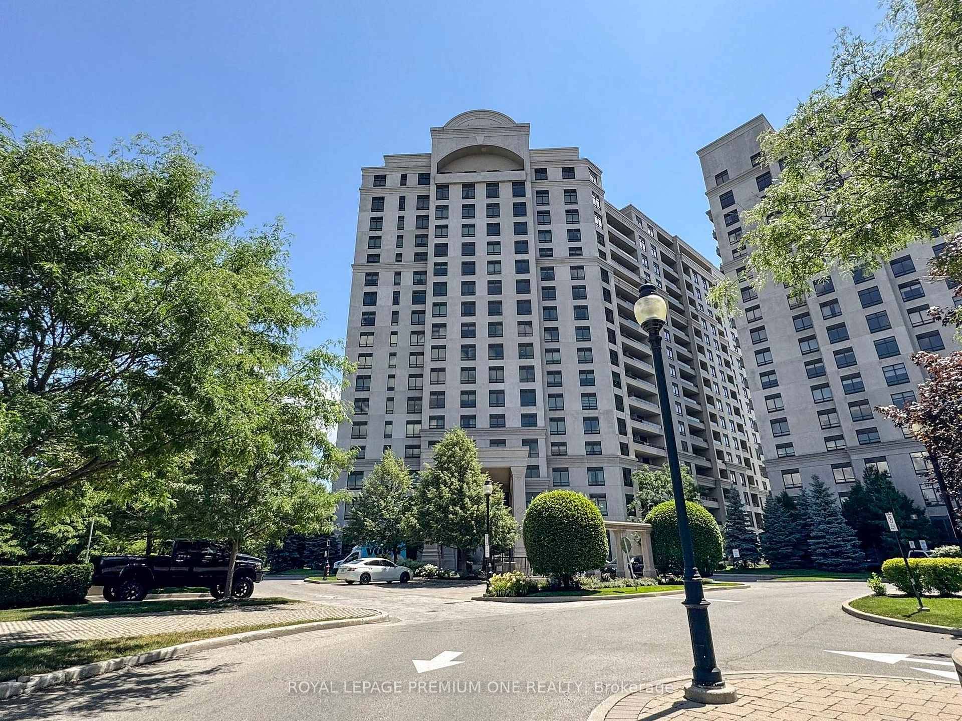 Come discover stylish condo living in this beautifully maintained 1, 131 sq ft Aquamarine model at prestigious Bellaria Tower 4.