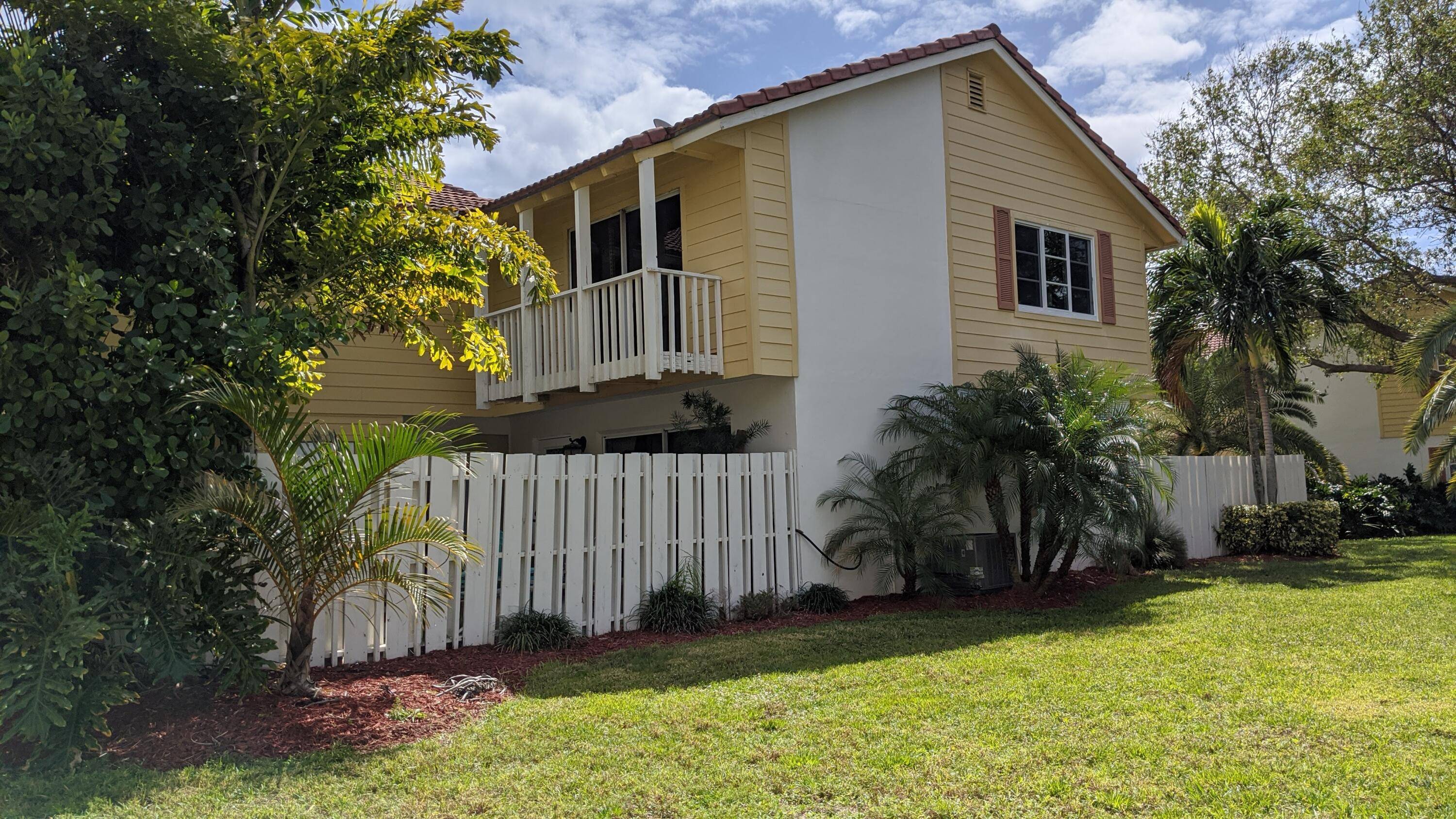 Welcome to Sea Brook, come discover costal living at its finest with this charming townhouse in the heart of Jupiter.