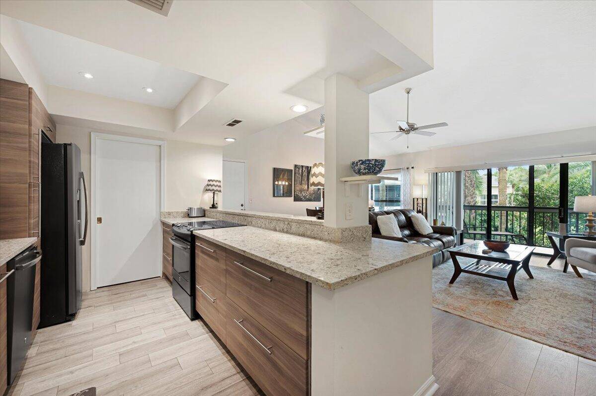 Beautiful 2nd floor unit complete with high ceilings, the perfect spot for the season in Wellington !