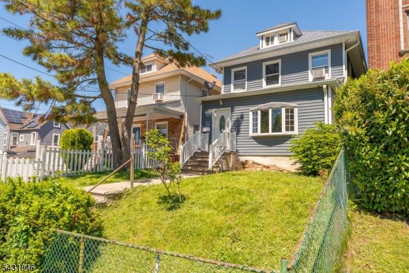 This colonial locate closed to the train station, bus stop to NY and all the shopping and restaurants areas ; has 5 bedrooms, living room, dining room, kitchen, 3 full ...